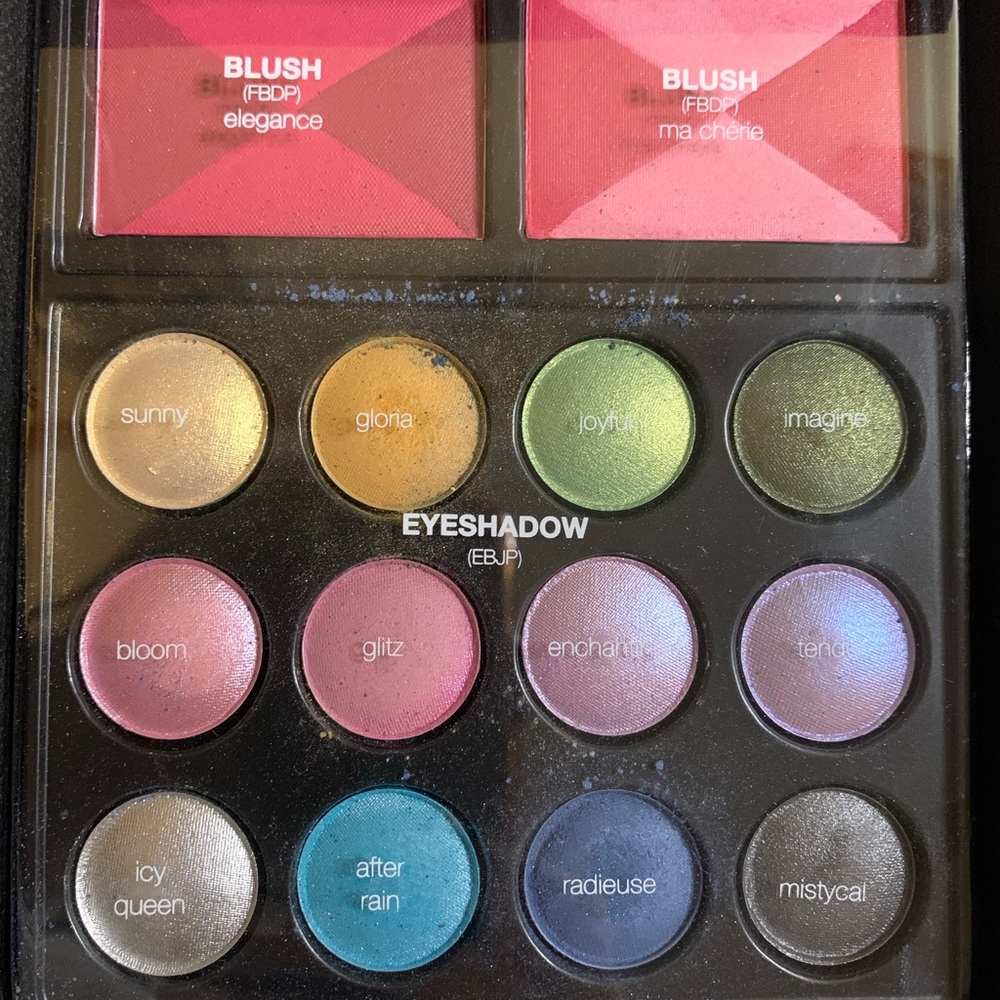 Makeup Kit - Picture 5 of 7